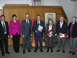 Der Vorsitzende Johannes van Hall (3. von links) und weitere Vorstandsmitglieder freuen sich mit den Jubilaren Kurt van Hall (4. von links) und Ingrid und Theo Maas